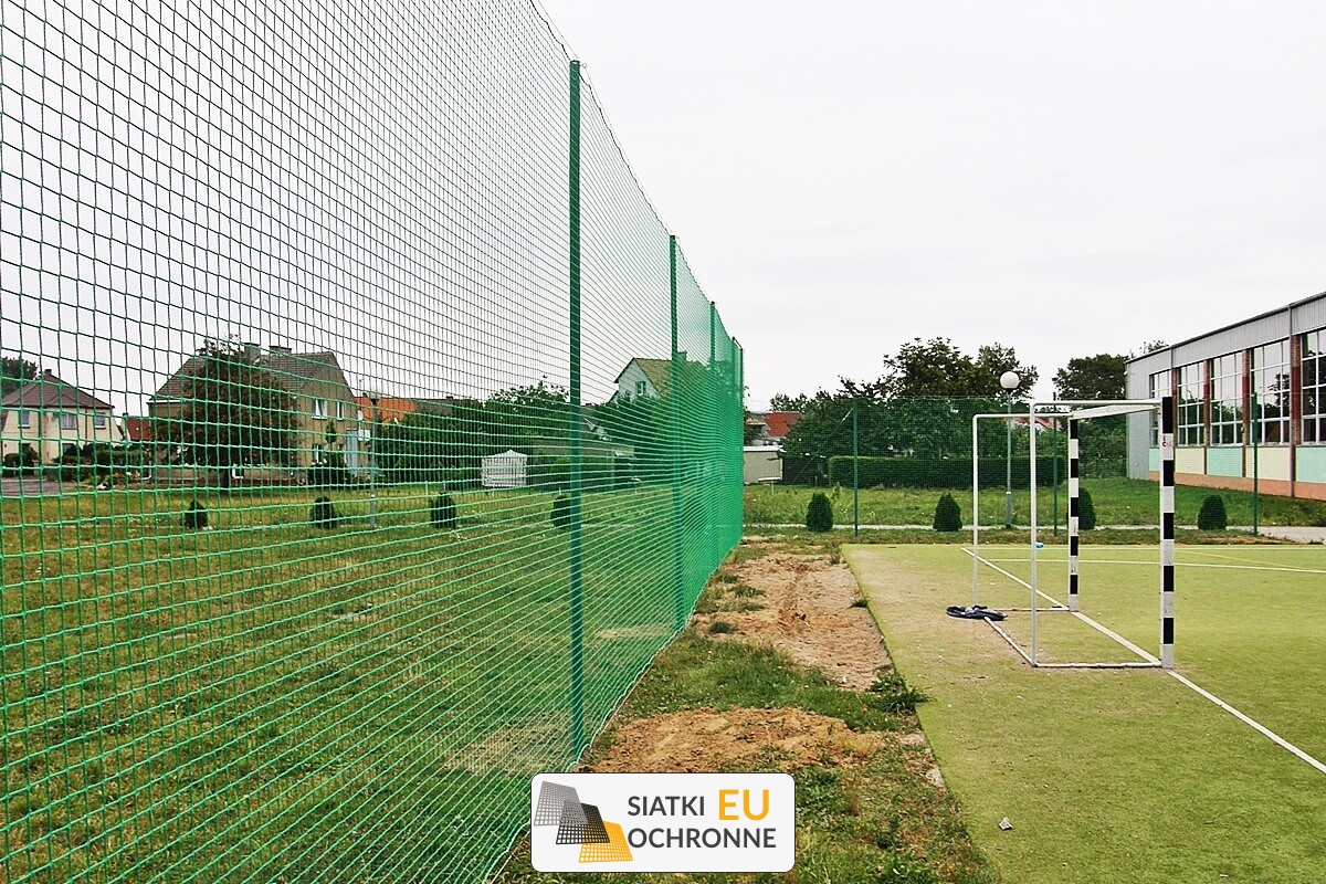   SiatkiOchronne.eu - Siatkowe ogrodzenie dla szkolnego boiska sportowego 
