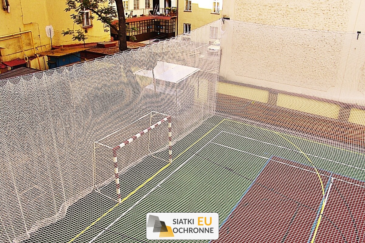   SiatkiOchronne.eu - Sznurkowa siatka do ogrodzenia boiska szkolnego na wymiar 