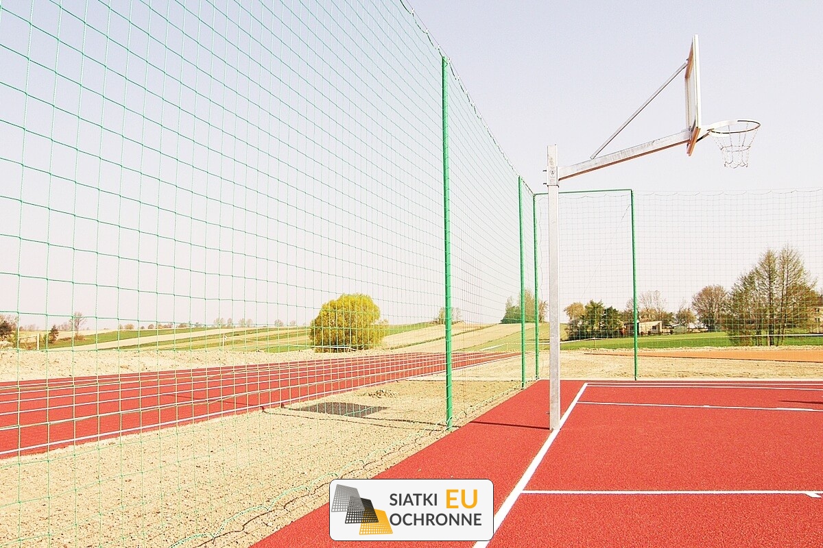   SiatkiOchronne.eu - Wysokiej jakości siatka do ograniczania boiska szkolnego 
