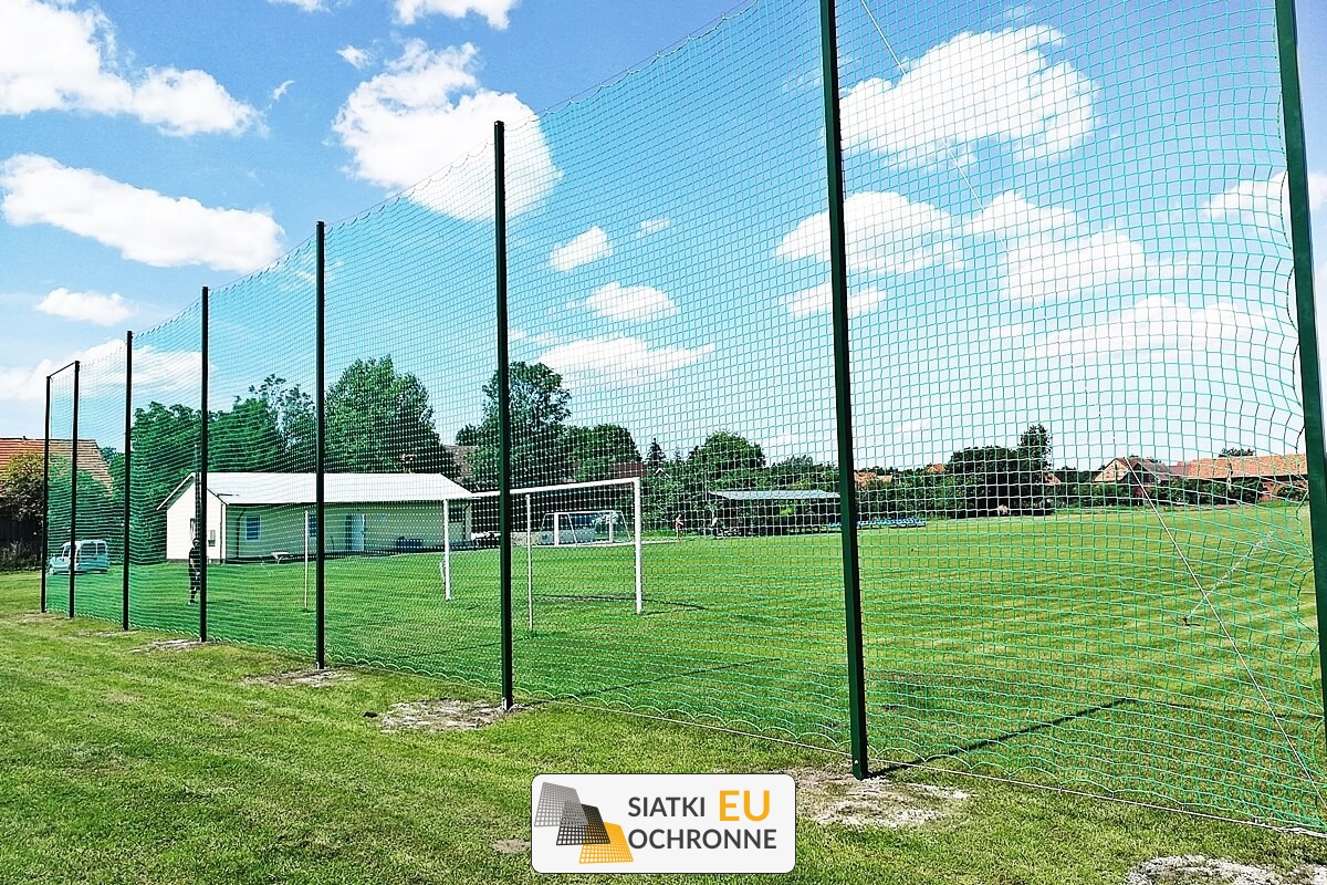  SiatkiOchronne.eu - Siatka chroniąca, łatwa do montażu na szkolnym boisku 