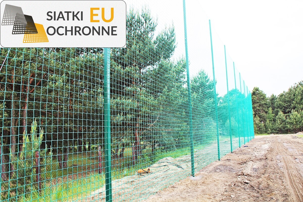 Siatka ochronna na boisko o wysokości 4m, z wytrzymałymi słupami i siatką o oczkach 10x10cm oraz grubości 4mm SiatkiOchronne.eu - Siatka ochronna na boisko o wysokości 4m, z wytrzymałymi słupami i siatką o oczkach 10x10cm oraz grubości 4mm