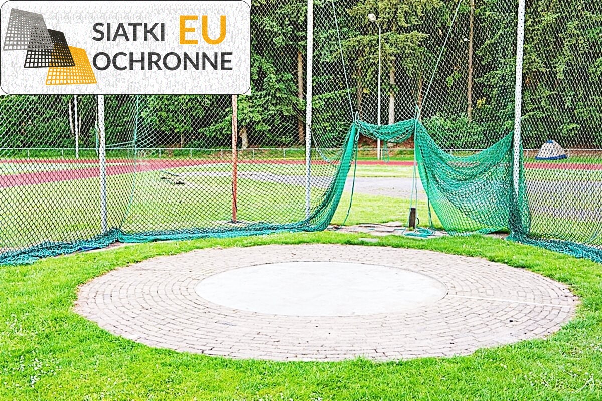 Siatka ochronna na boisko o wysokości 4m, z wytrzymałymi słupami i siatką o oczkach 10x10cm oraz grubości 4mm SiatkiOchronne.eu - Siatka ochronna na boisko o wysokości 4m, z wytrzymałymi słupami i siatką o oczkach 10x10cm oraz grubości 4mm