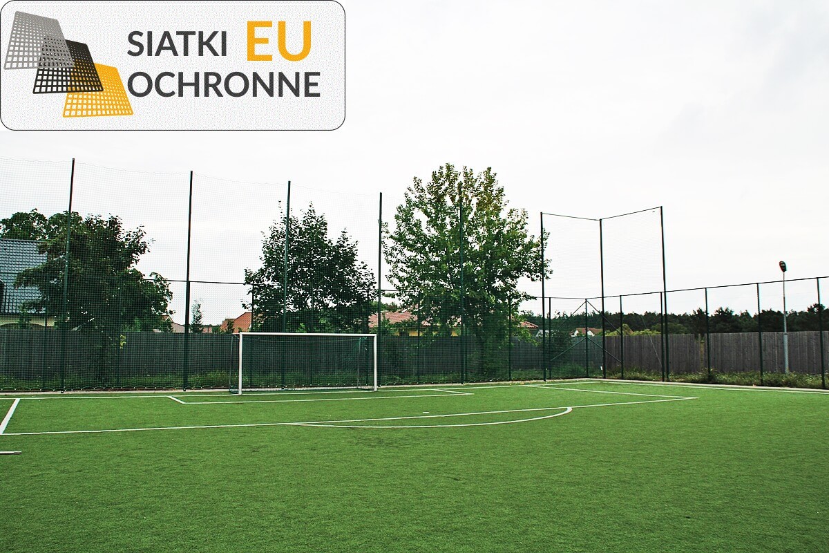 Siatkowe ogrodzenie do boiska, 4m wysokości, z grubą siatką 6x6cm i słupami SiatkiOchronne.eu - Siatkowe ogrodzenie do boiska, 4m wysokości, z grubą siatką 6x6cm i słupami