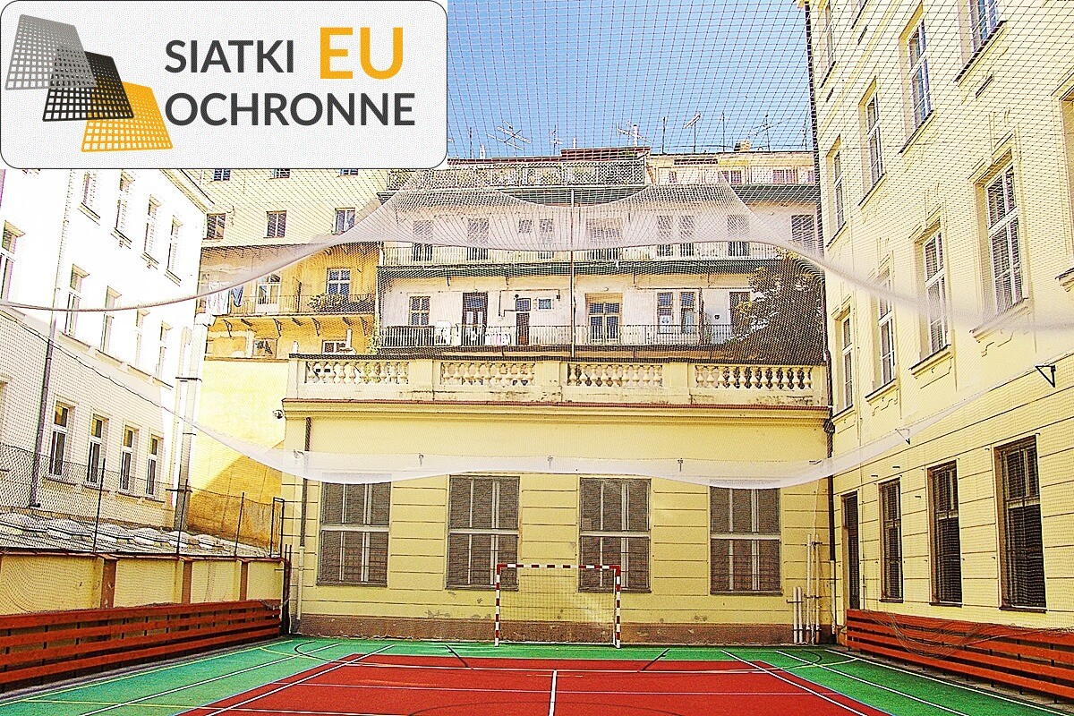 Siatkowe ogrodzenie do boiska, 4m wysokości, z grubą siatką 6x6cm i słupami SiatkiOchronne.eu - Siatkowe ogrodzenie do boiska, 4m wysokości, z grubą siatką 6x6cm i słupami