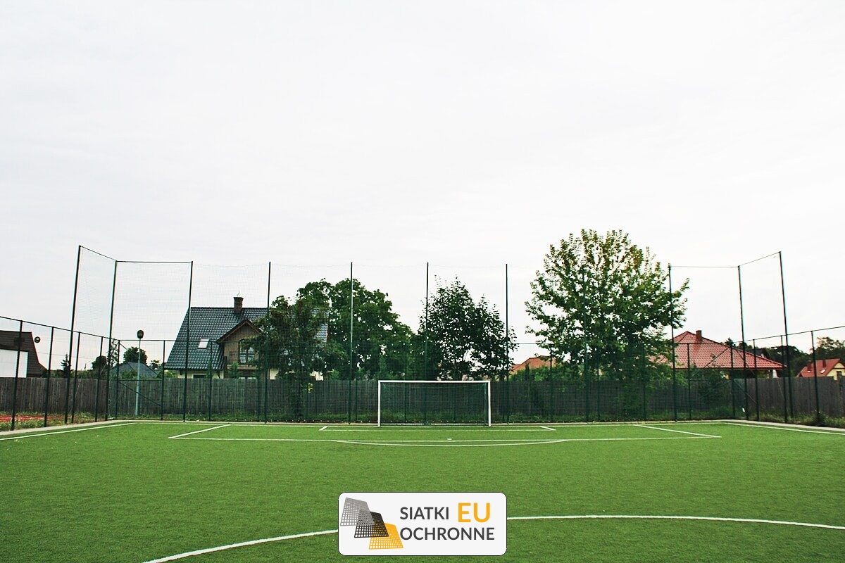   SiatkiOchronne.eu - Siatka grodzeniowa do boiska o dużej wysokości 