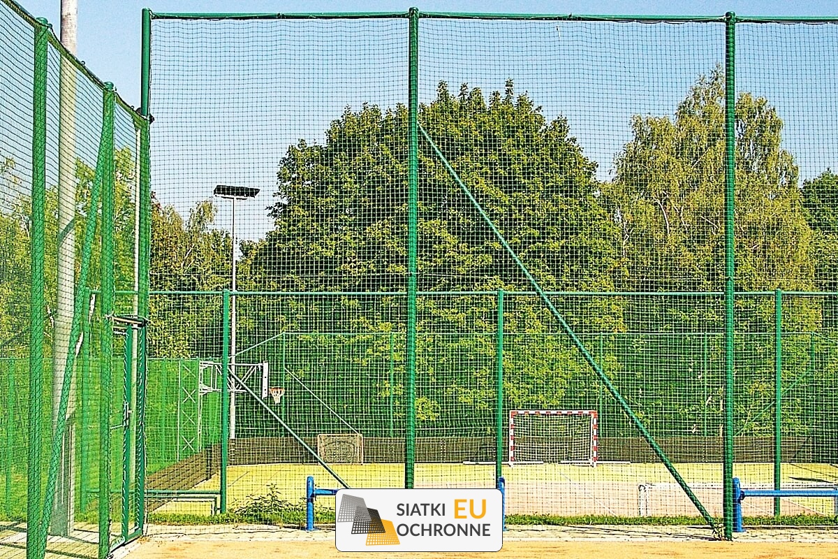   SiatkiOchronne.eu - Siatka znakomicie sprawdzi się do grodzenia wysokich boisk 