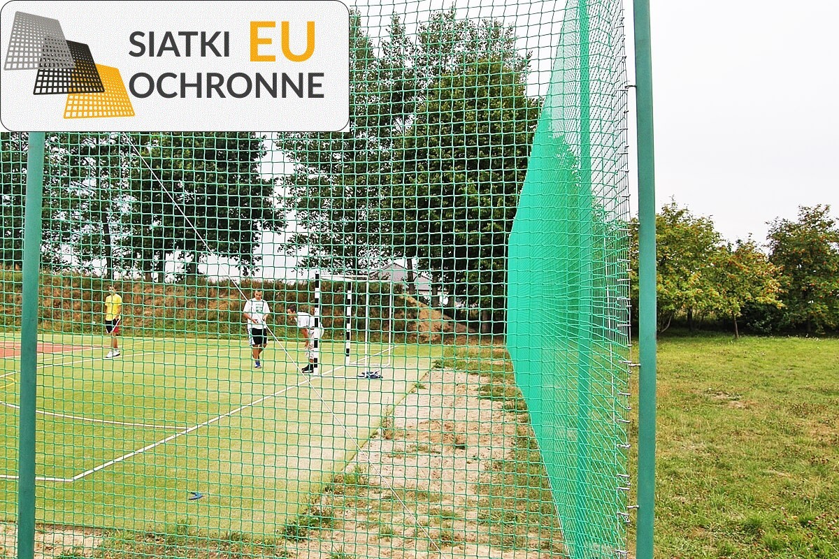   SiatkiOchronne.eu - Ogrodzenie boiska 4m wys. z słupami i siatką 6x6cm o grubości 4mm 