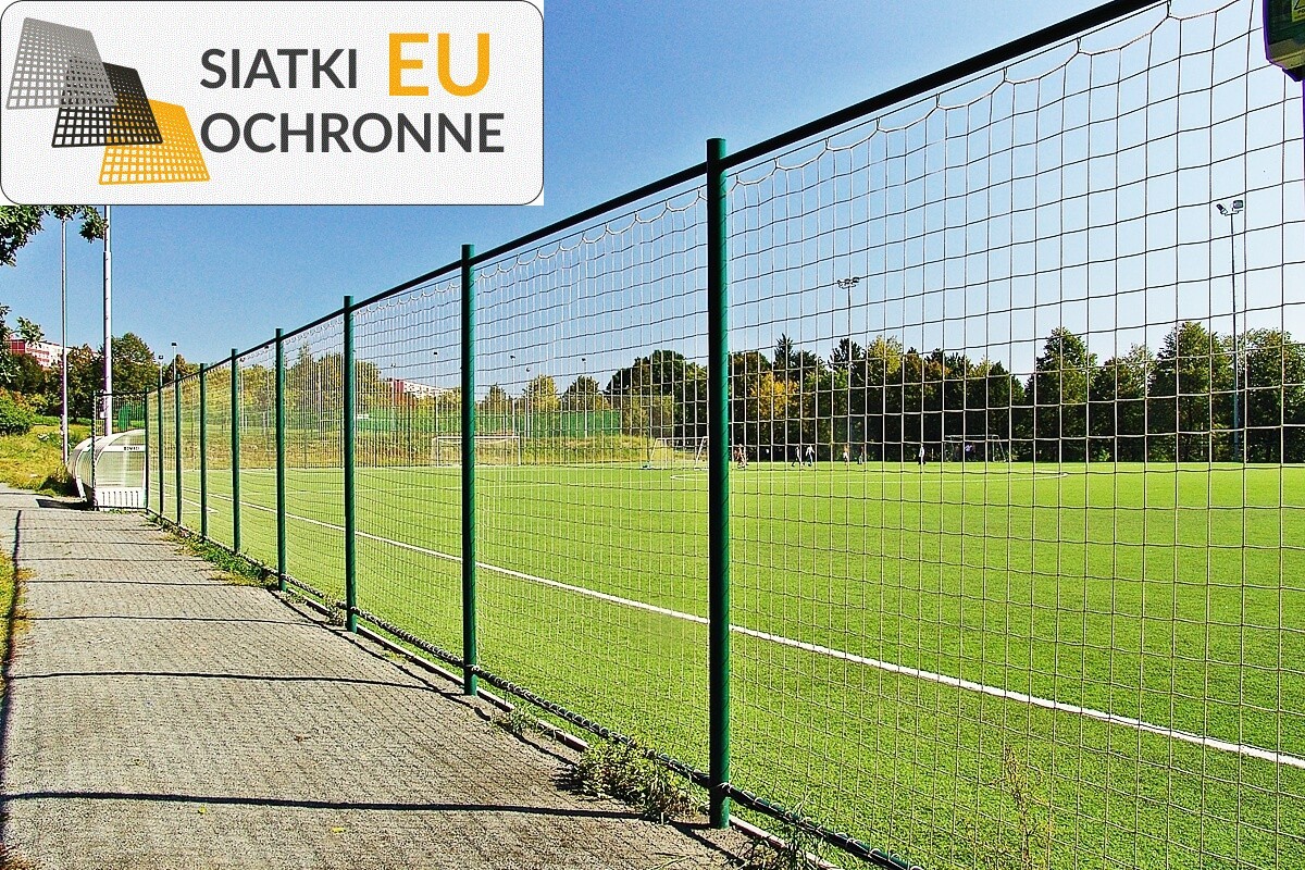   SiatkiOchronne.eu - Ogrodzenie boiska 4m wys. z słupami i siatką 10x10cm o grubości 4mm 