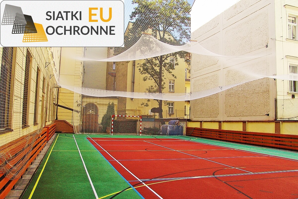   SiatkiOchronne.eu - Ogrodzenie boiska 6m wys. z słupami i siatką 8x8cm o grubości 6mm 