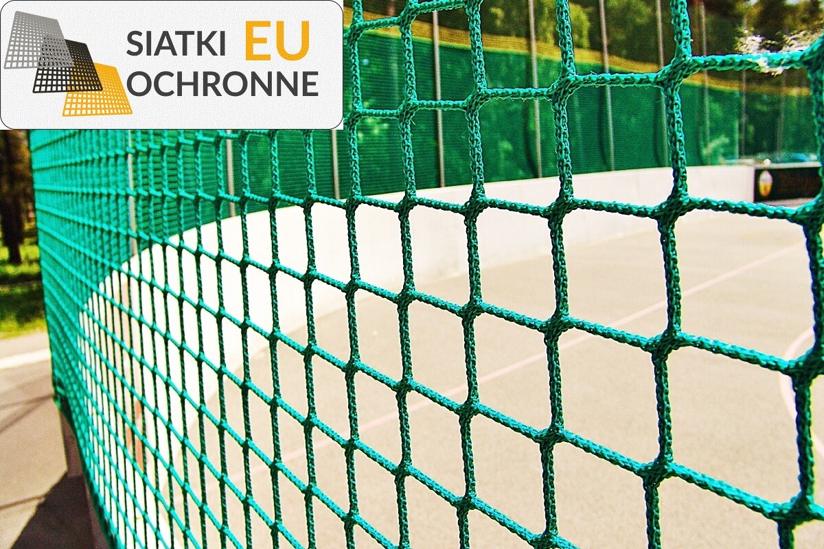   SiatkiOchronne.eu - Ogrodzenie boiska 4m wys. z słupami i siatką 8x8cm o grubości 6mm 