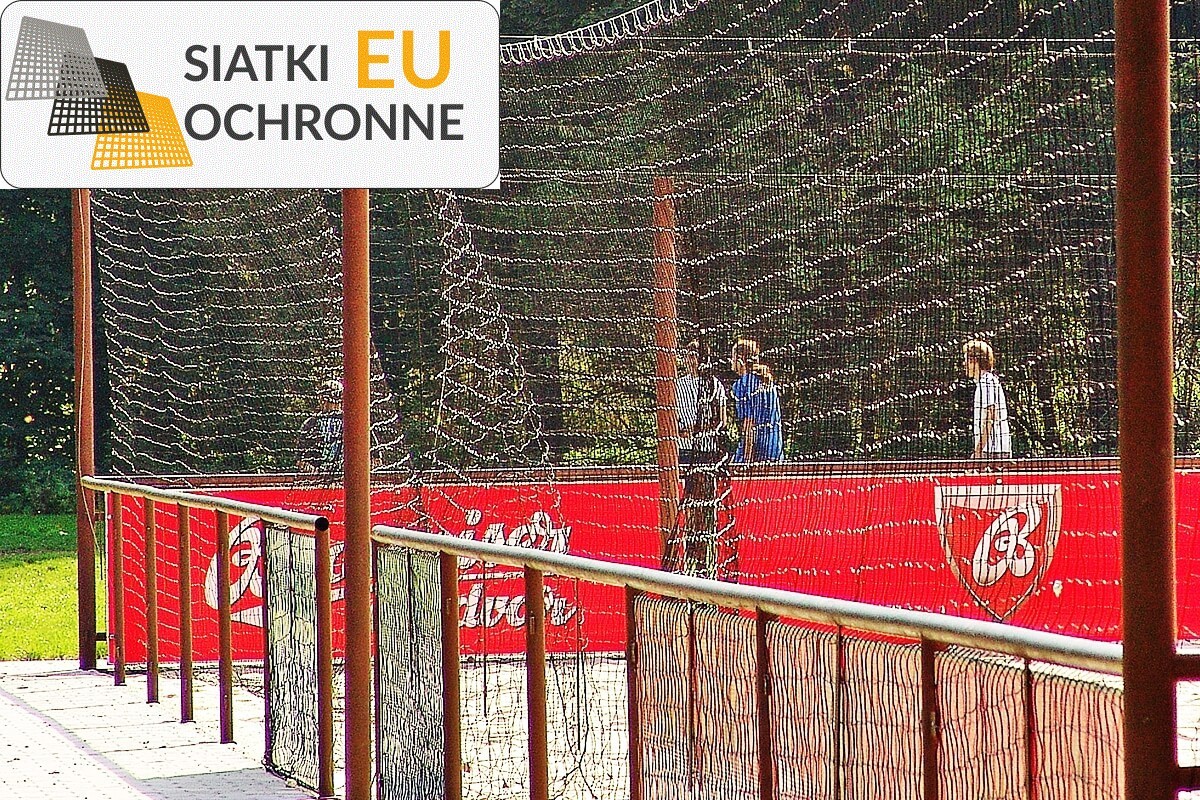   SiatkiOchronne.eu - Ogrodzenie boiska 4m wys. z słupami i siatką 8x8cm o grubości 6mm 