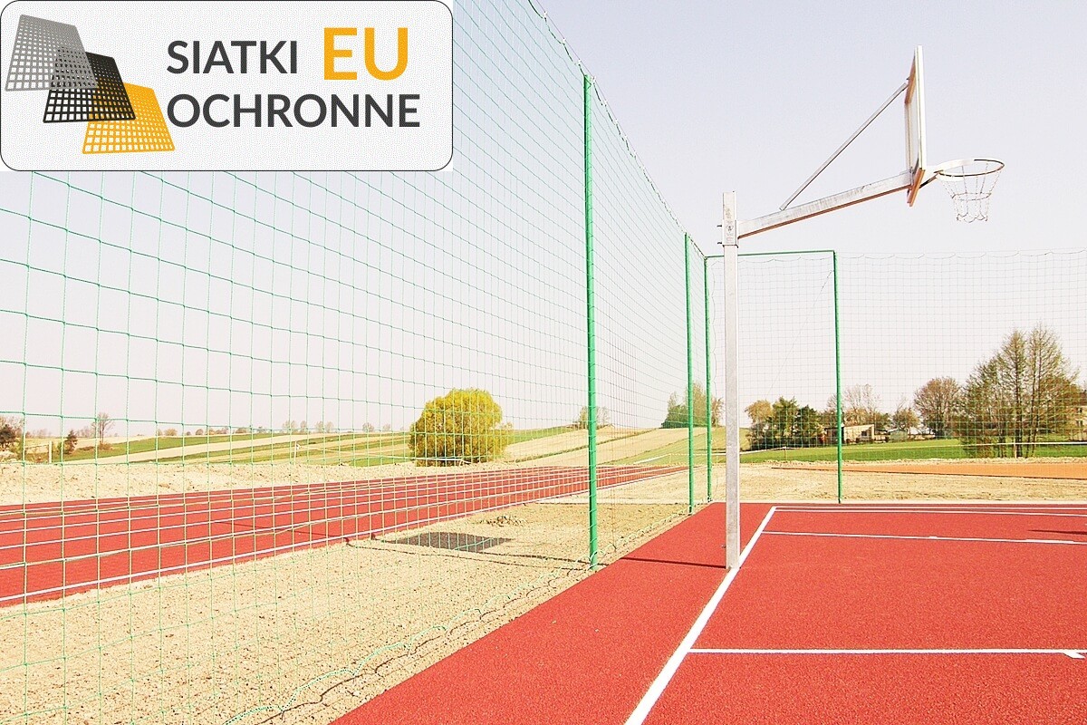   SiatkiOchronne.eu - Ogrodzenie boiska 4m wys. z słupami i siatką 4,5x4,5cm o grubości 3mm 