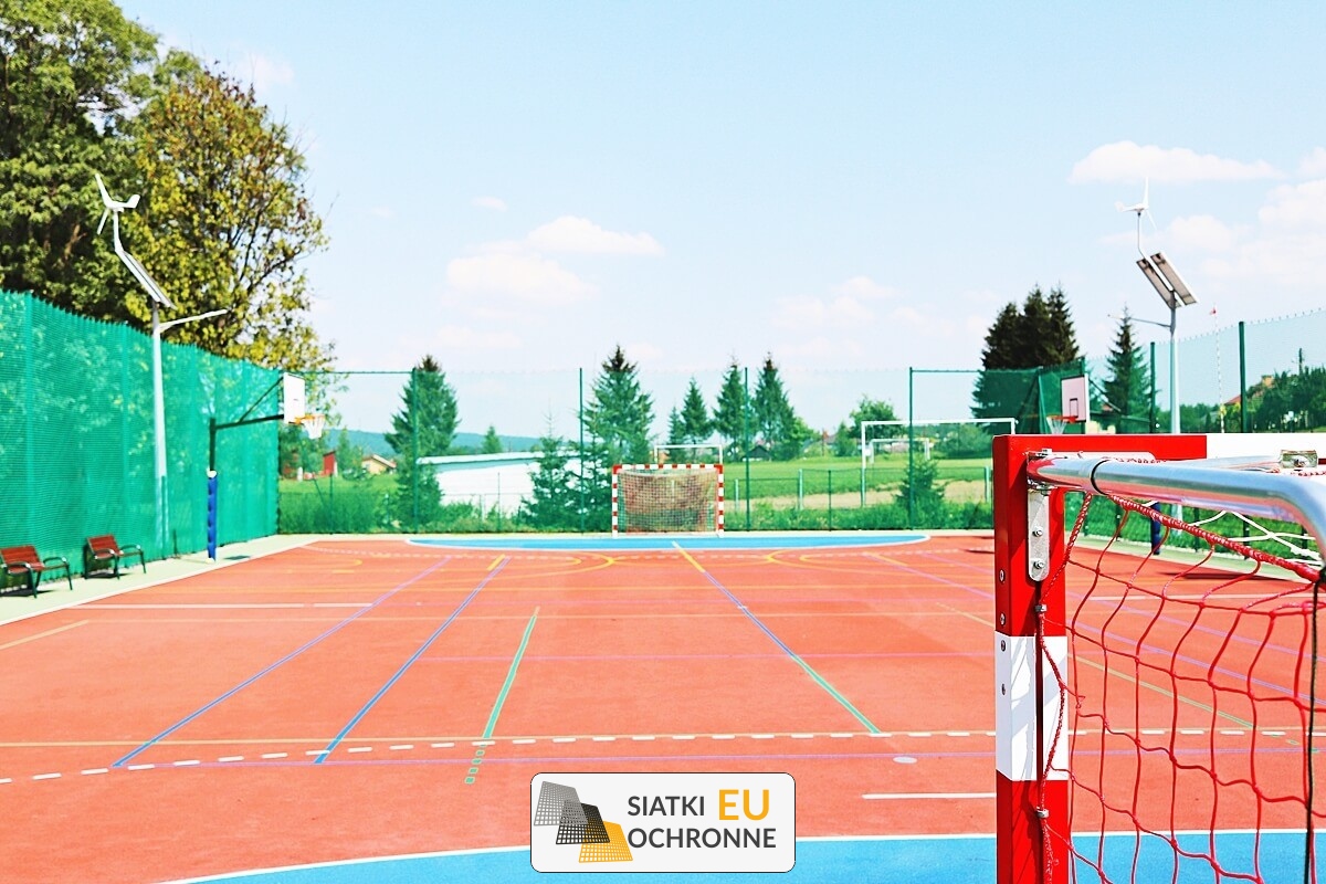   SiatkiOchronne.eu - Ogrodzenie boiska 5m wys. z słupami i siatką 8x8cm o grubości 5mm 