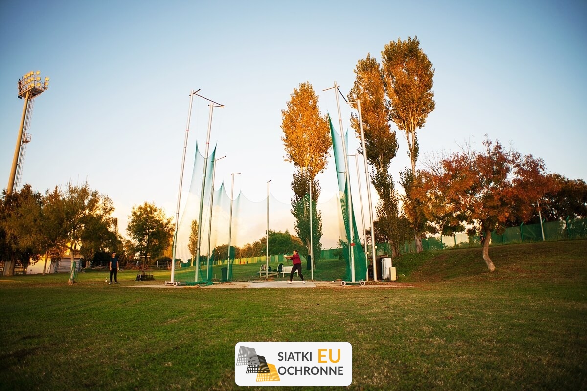   SiatkiOchronne.eu - Ogrodzenie boiska 5m wys. z słupami i siatką 10x10cm o grubości 5mm 