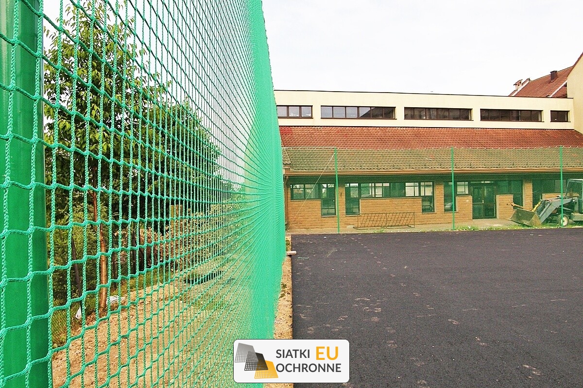   SiatkiOchronne.eu - Ogrodzenie boiska 6m wys. z słupami i siatką 8x8cm o grubości 5mm 