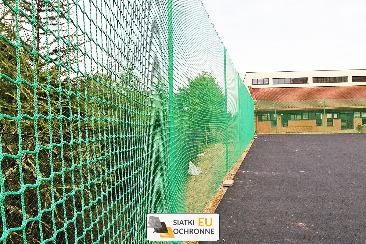   SiatkiOchronne.eu - Ogrodzenie boiska 6m wys. z słupami i siatką 8x8cm o grubości 5mm 