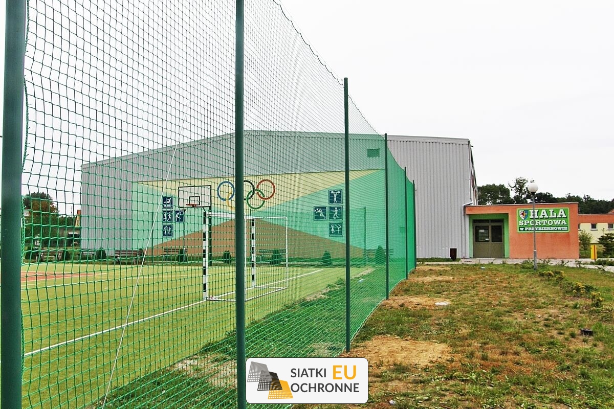   SiatkiOchronne.eu - Ogrodzenie boiska 6m wys. z słupami i siatką 6x6cm o grubości 4mm 