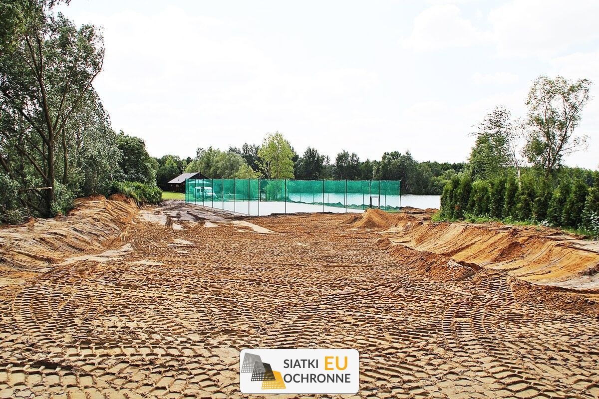   SiatkiOchronne.eu - Wysoka siatka grodzeniowa dla boiska 