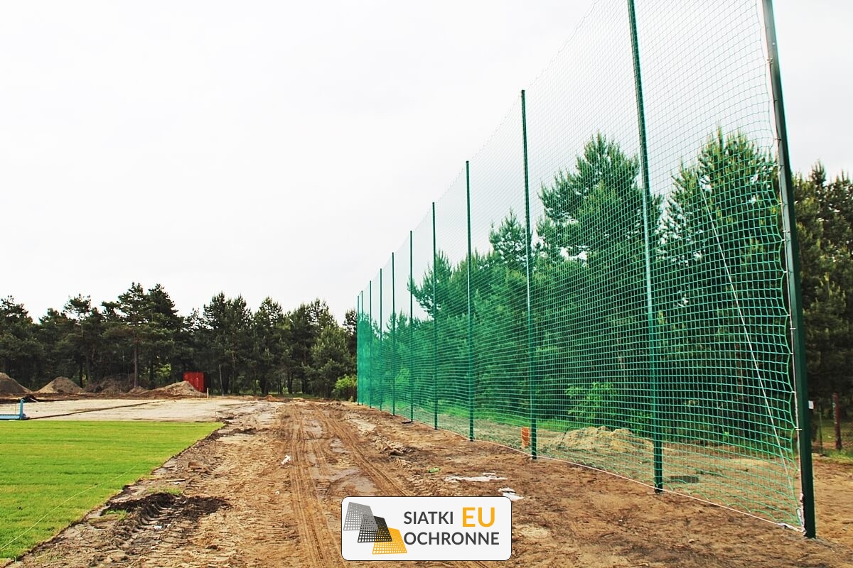   SiatkiOchronne.eu - Ogrodzenie boiska 4m wys. z słupami i siatką 4,5x4,5cm o grubości 4mm 