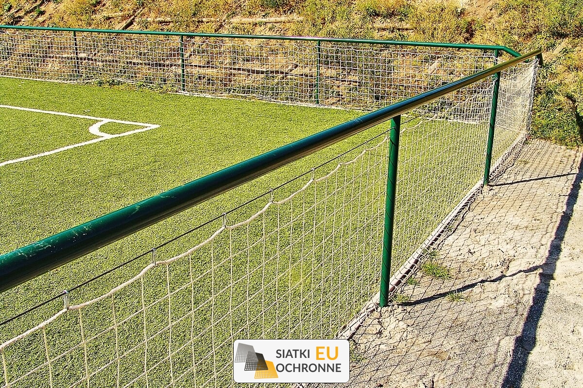   SiatkiOchronne.eu - Ogrodzenie boiska 4m wys. z słupami i siatką 10x10cm o grubości 4mm 