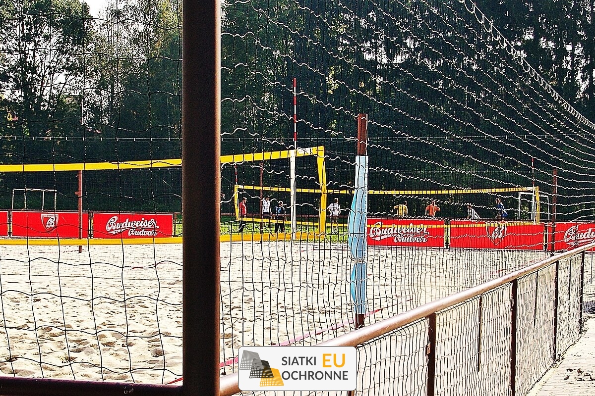   SiatkiOchronne.eu - Ogrodzenie boiska 6m wys. z słupami i siatką 8x8cm o grubości 5mm 