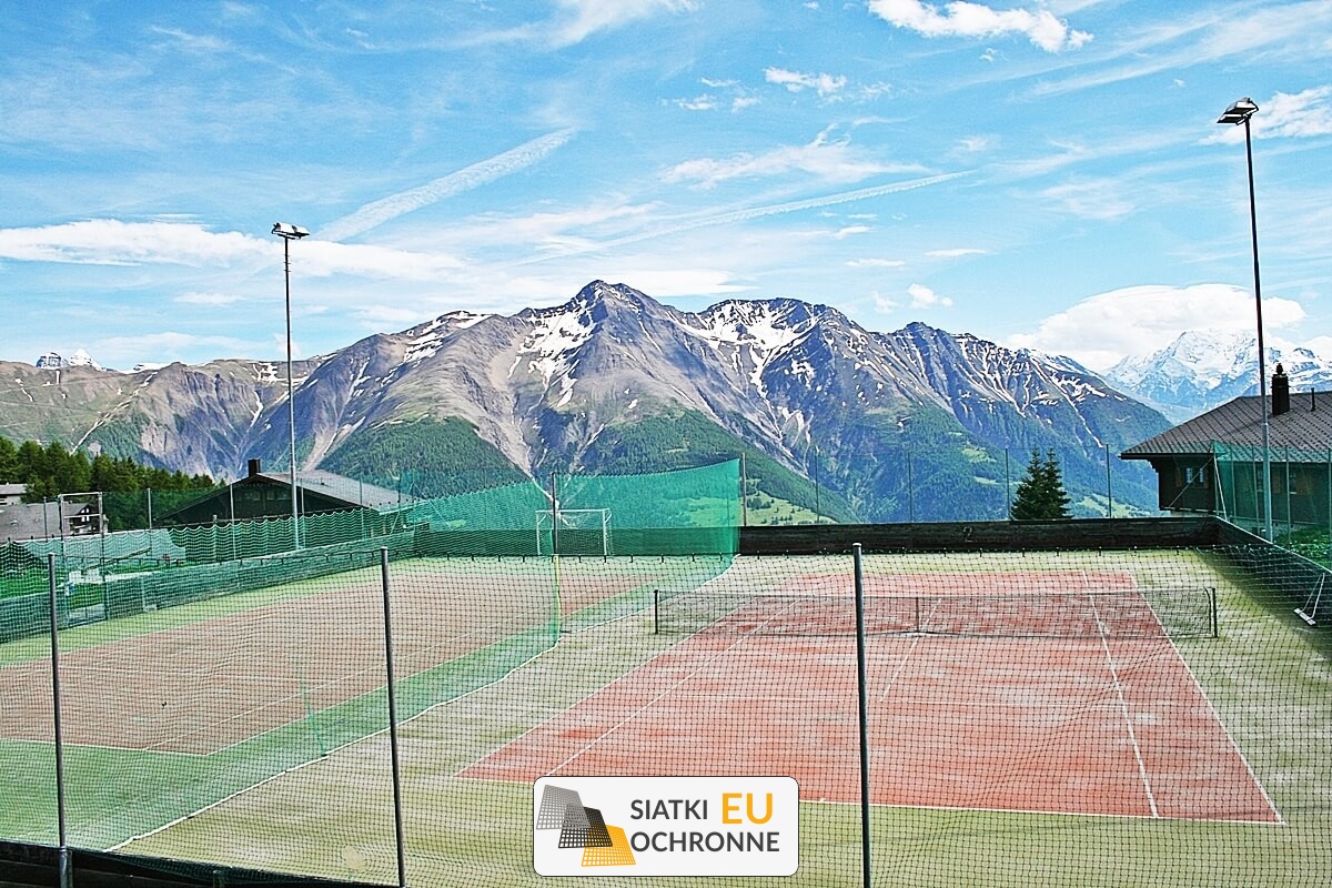   SiatkiOchronne.eu - Ogrodzenie boiska 6m wys. z słupami i siatką 10x10cm o grubości 6mm 