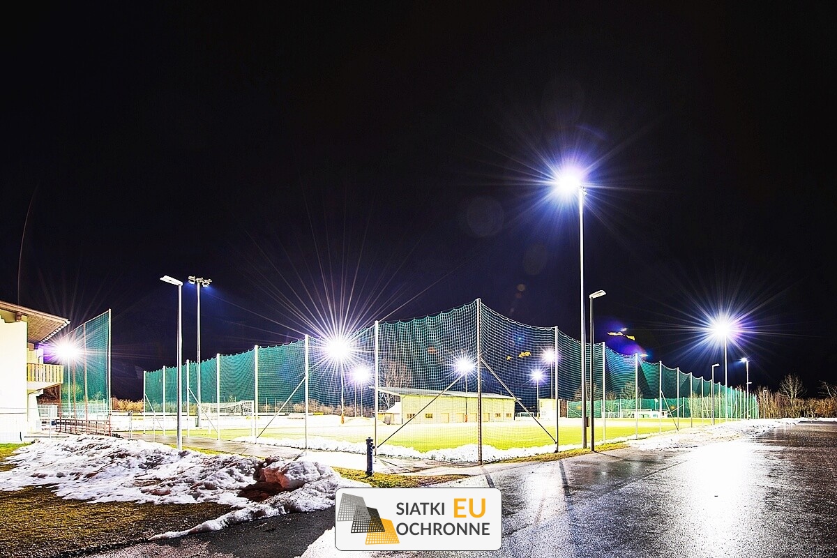   SiatkiOchronne.eu - Ogrodzenie boiska 4m wys. z słupami i siatką 10x10cm o grubości 5mm 