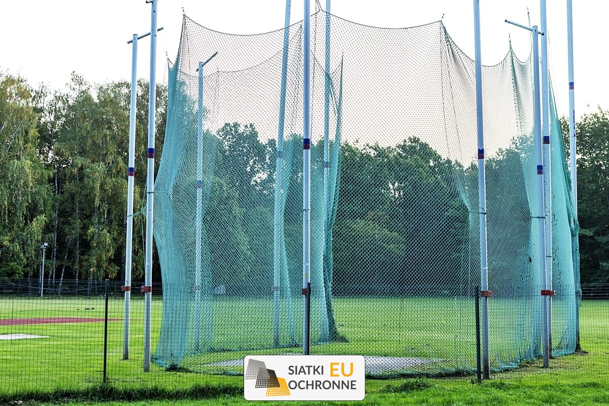   SiatkiOchronne.eu - Ogrodzenie boiska 6m wys. z słupami i siatką 8x8cm o grubości 5mm 