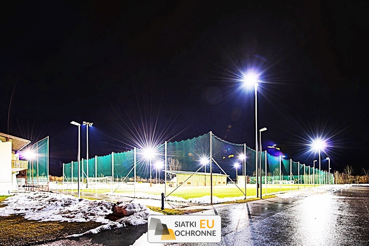   SiatkiOchronne.eu - Zabezpieczenie profesjonalną siatką boiska sportowego 