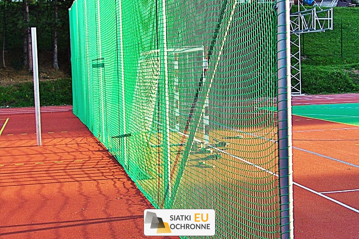   SiatkiOchronne.eu - Ogrodzenie boiska 6m wys. z słupami i siatką 10x10cm o grubości 5mm 