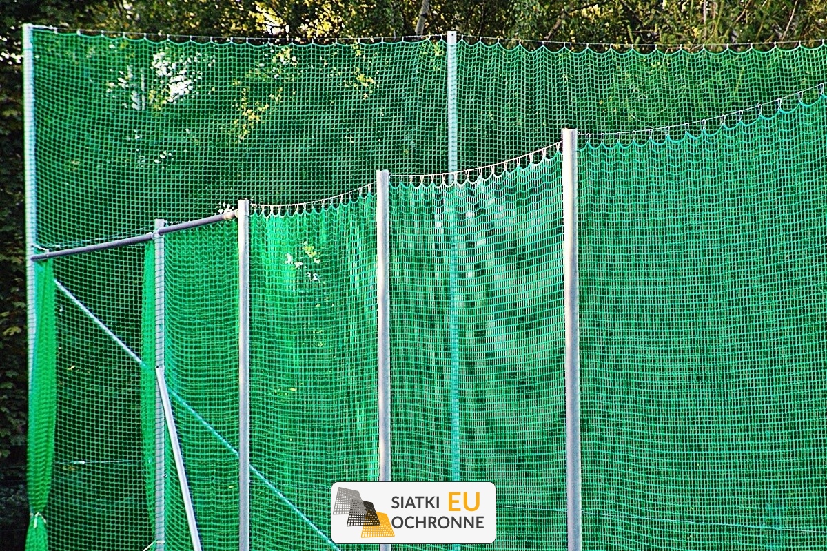   SiatkiOchronne.eu - Ogrodzenie boiska 6m wys. z słupami i siatką 10x10cm o grubości 5mm 