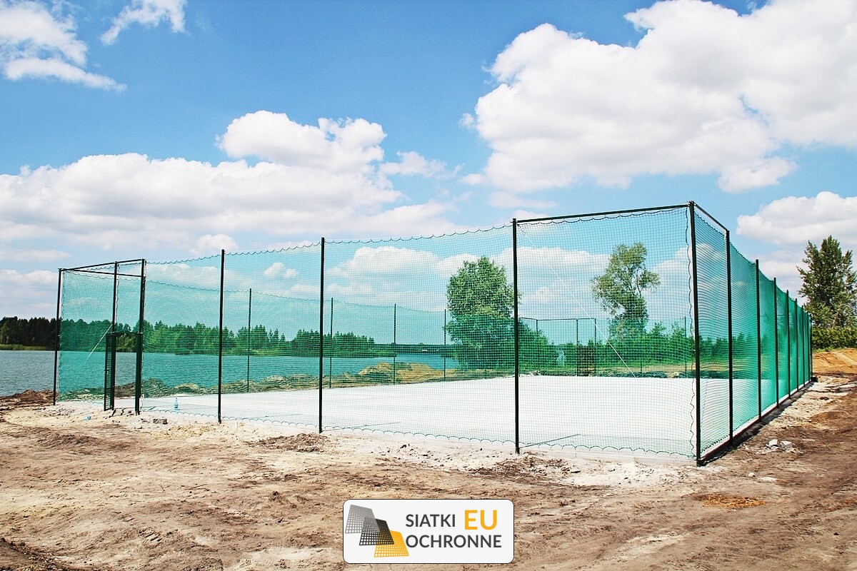   SiatkiOchronne.eu - Ogrodzenie boiska 6m wys. z słupami i siatką 10x10cm o grubości 4mm 