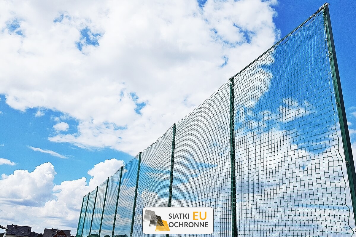   SiatkiOchronne.eu - Ekonomiczne ogrodzenie sportowe do boiska piłkarskiego 