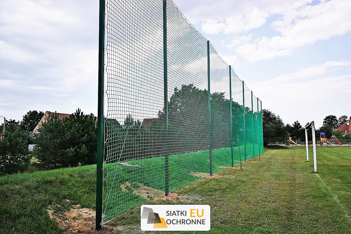   SiatkiOchronne.eu - Mocna siatka do zabezpieczania boiska 