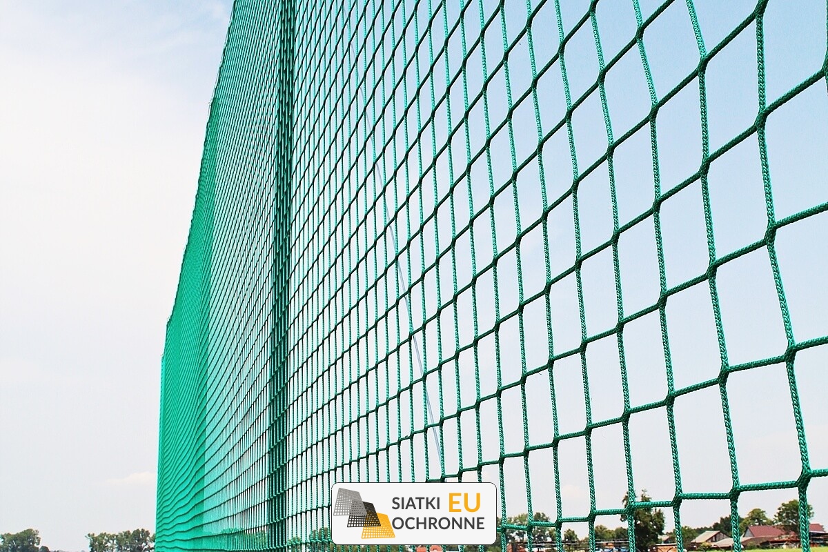   SiatkiOchronne.eu - Mocna siatka do zabezpieczania boiska 
