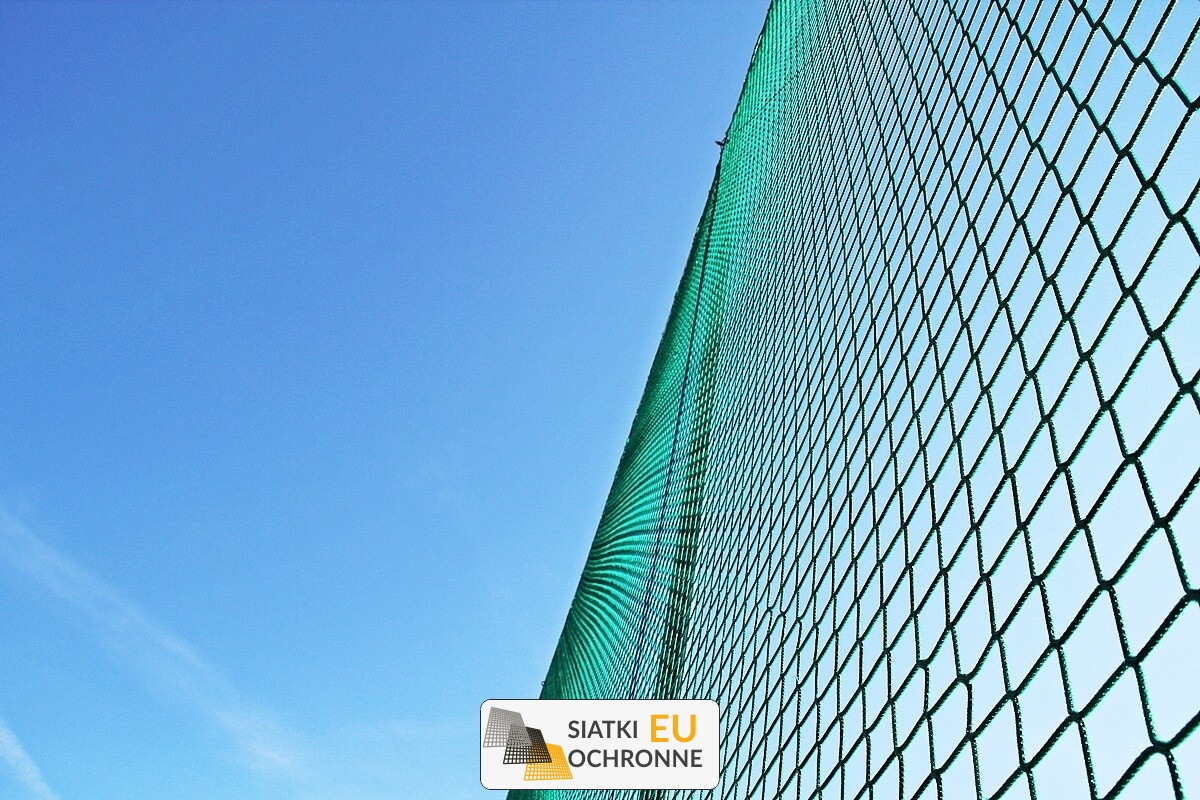   SiatkiOchronne.eu - Siatka zabezpieczająca do boiska - idealna dla piłki nożnej 
