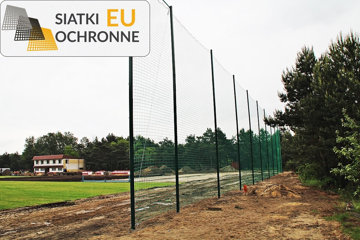 Słupy i siatka piłkochwytowa o wymiarach oczka 4,5x4,5cm i grubości 3mm SiatkiOchronne.eu - Słupy i siatka piłkochwytowa o wymiarach oczka 4,5x4,5cm i grubości 3mm