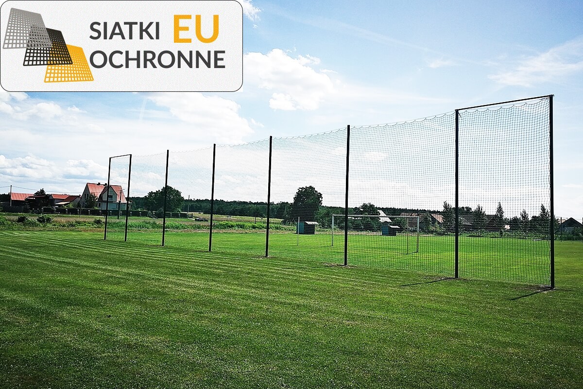   SiatkiOchronne.eu - Słupy z siatką o oczkach 10x10cm i grubości 4mm do zestawu piłkochwytu 