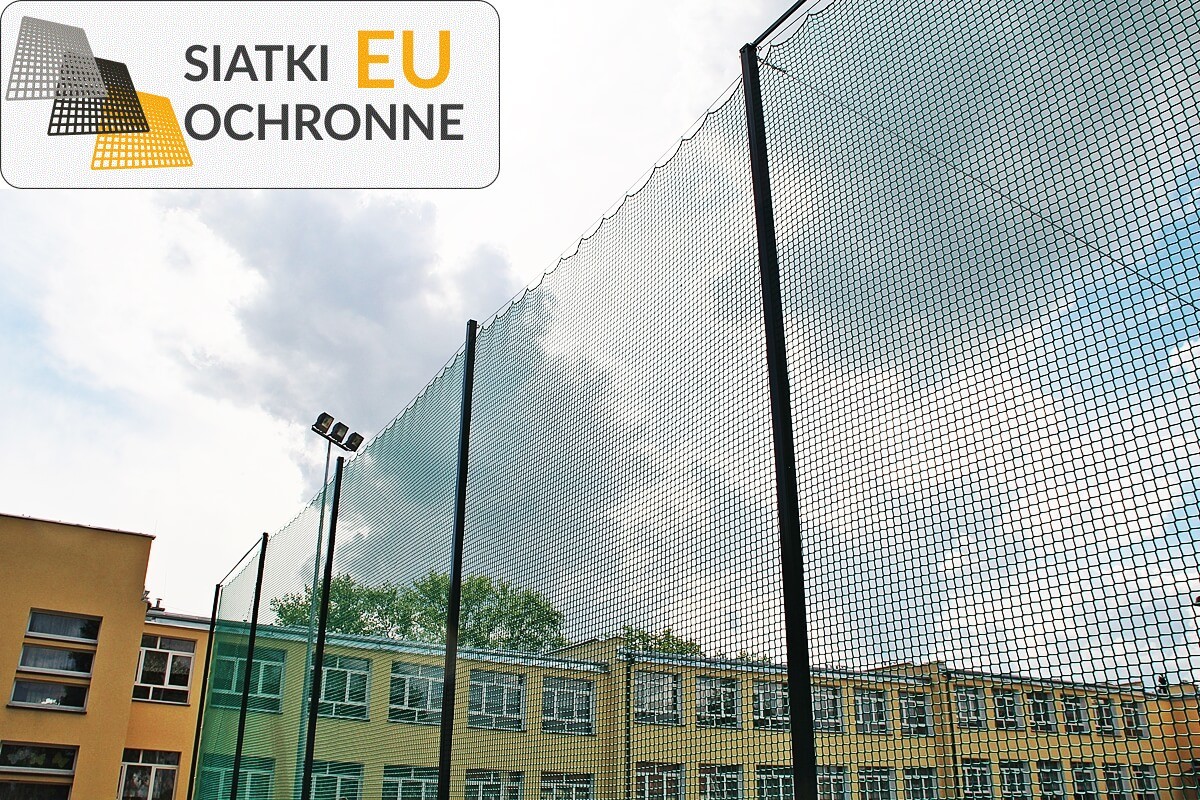   SiatkiOchronne.eu - Siatkowy zestaw zabezpieczający o długości 6m, ze słupami, o rozmiarach oczek 8x8cm i grubości sznurka 6mm 