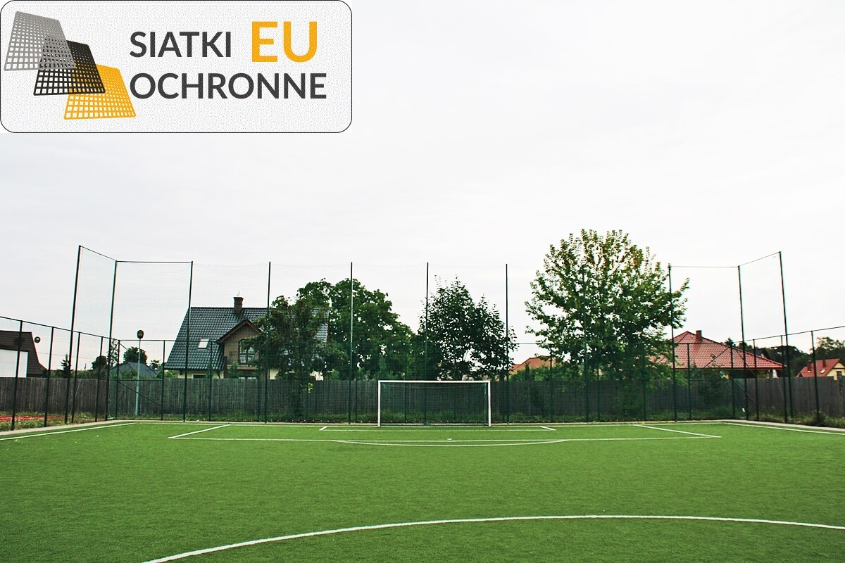   SiatkiOchronne.eu - Zestaw do montażu piłkochwytu: słupy do siatki o oczkach 8x8cm i grubości 5mm 