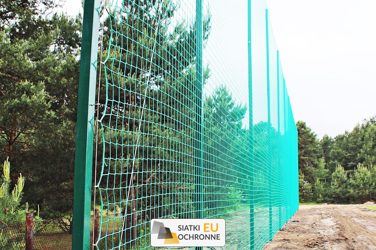   SiatkiOchronne.eu - Zabezpieczenie boiska przed wypadnięciem piłki 