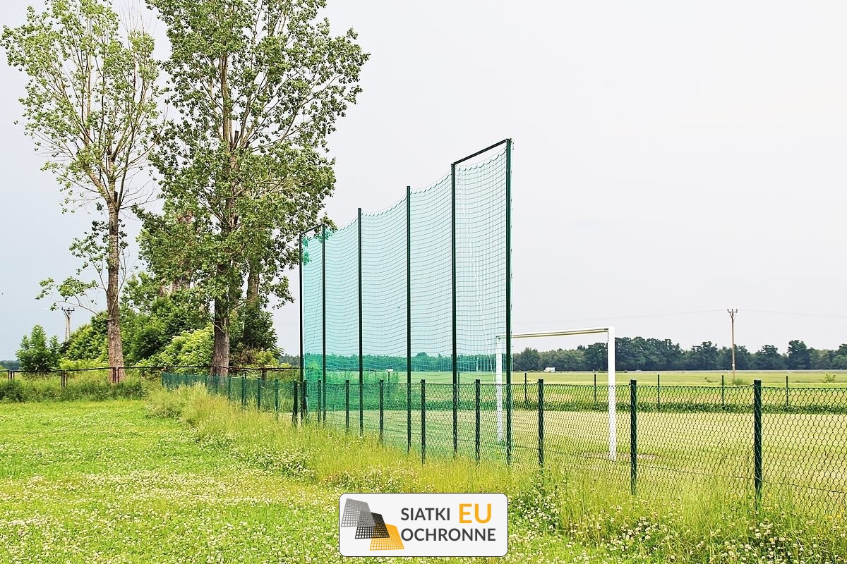   SiatkiOchronne.eu - Piłkochwyt 6m - Słupki z siatką sznurkową o wymiarach 10x10cm i grubości 4mm, wysokość 6m 