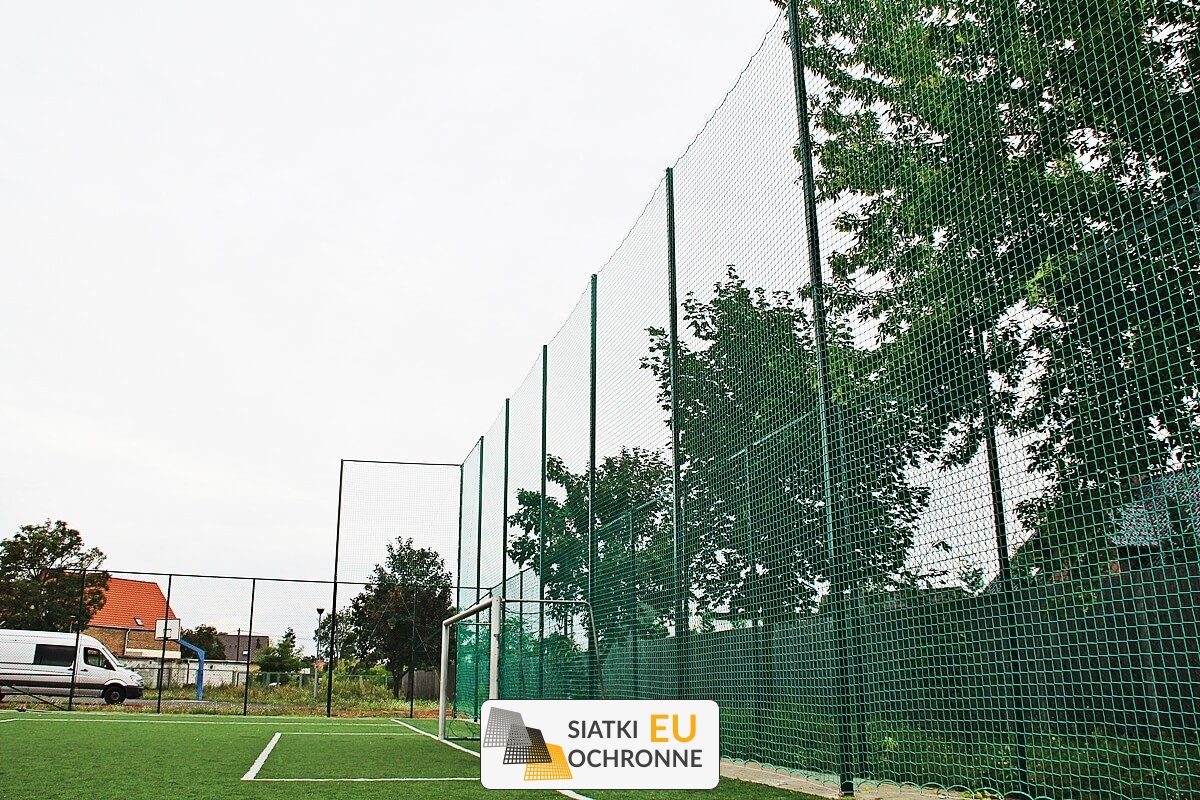   SiatkiOchronne.eu - Piłkochwyt 6m - Sportowy piłkochwyt o wysokości 6m ze słupami, węzły 10x10cm, grubość 5mm 