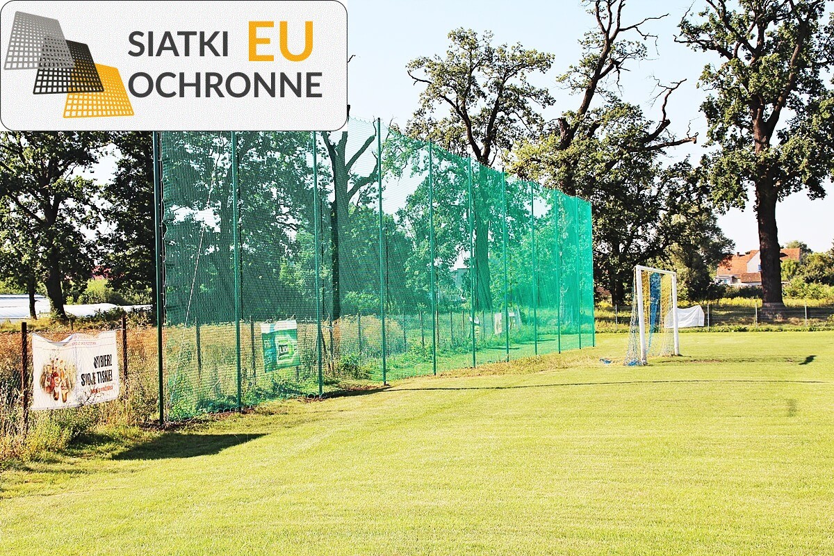   SiatkiOchronne.eu - Słupki z siatką o oczkach 8x8cm i grubości 6mm, o wysokości 4 metry 