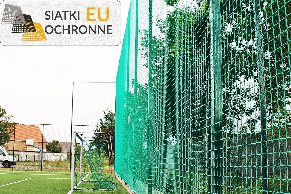   SiatkiOchronne.eu - Solidny Piłkochwyt o wysokości 6m z siatką 4,5x4,5cm o grubości 4mm 