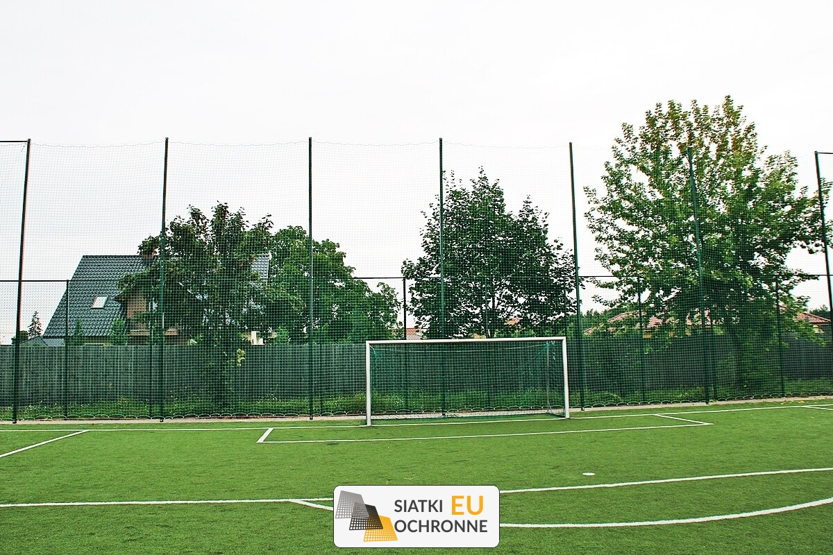   SiatkiOchronne.eu - Piłkochwyt 6m - Słupy i siatka piłkochwytowa o oczku 4,5x4,5cm i grubości 3mm 