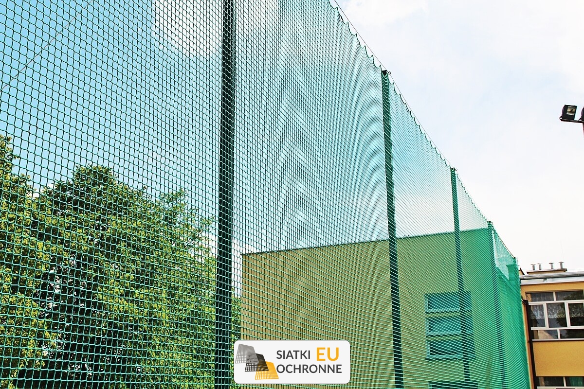   SiatkiOchronne.eu - Siatka na piłkochwyt   Wieszana siatka na piłkochwyt 