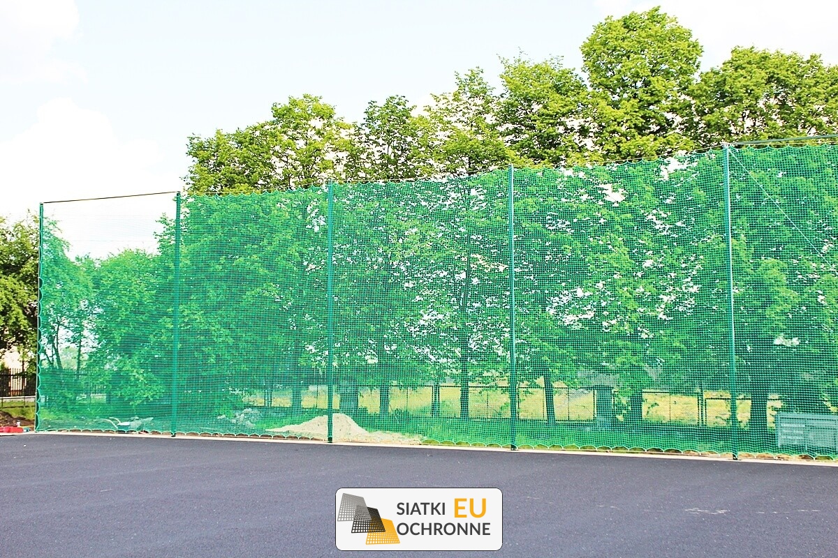   SiatkiOchronne.eu - Piłkochwt na szkolne boisko   Piłkochwyty na boiska w szkołach 