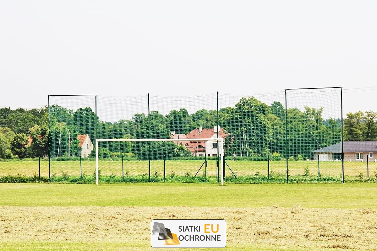   SiatkiOchronne.eu - Piłkochwyt 5m - Słupy i siatka oczko 6x6cm, grubość 4mm 