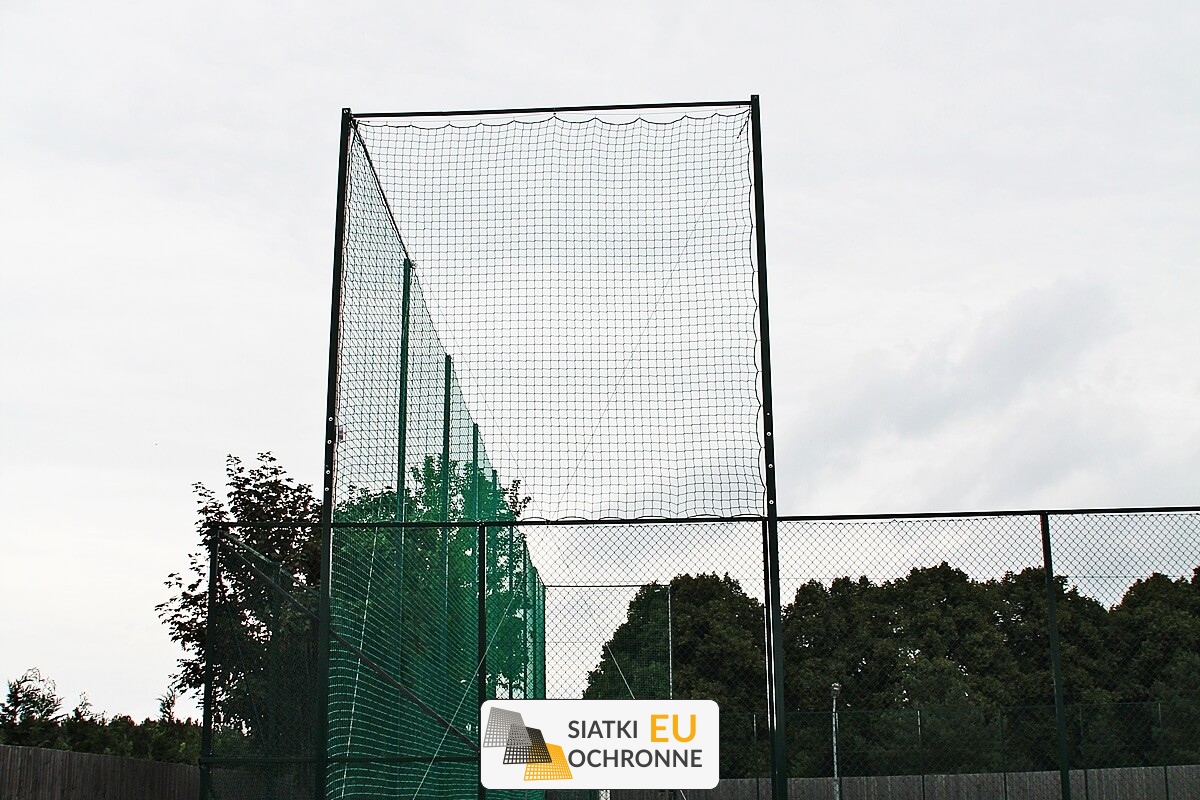   SiatkiOchronne.eu - Siatka na piłkochwyt   Wieszana siatka na piłkochwyt 
